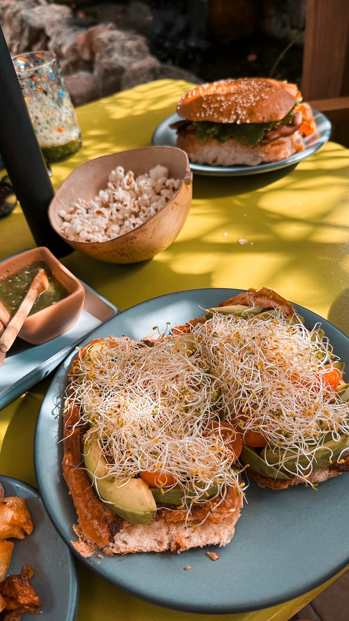 Vegane mexikanische Gerichte und Popcorn auf einem Tisch