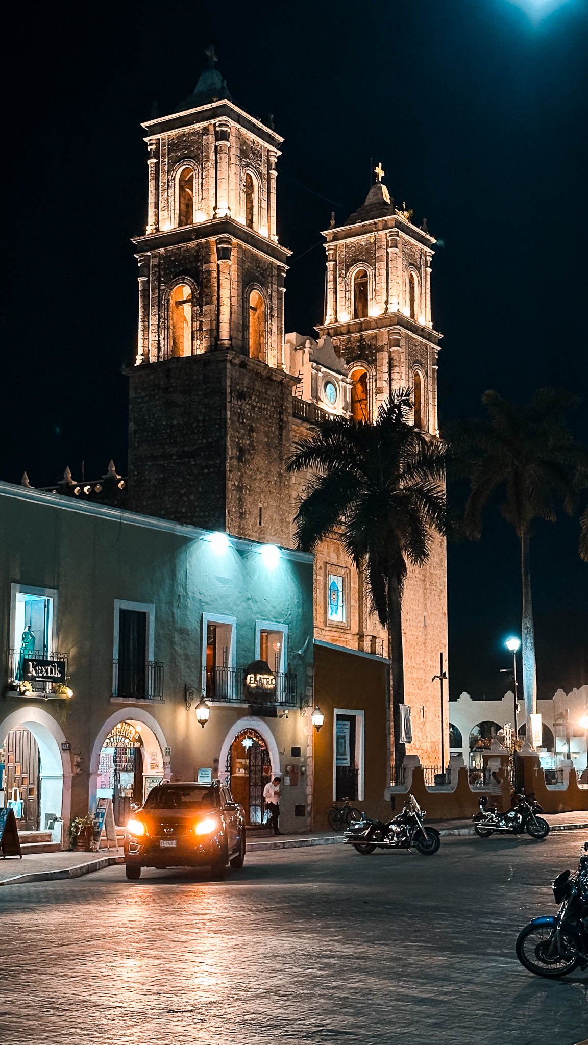 Kathedrale und Häuser in Valladolid bei Nacht