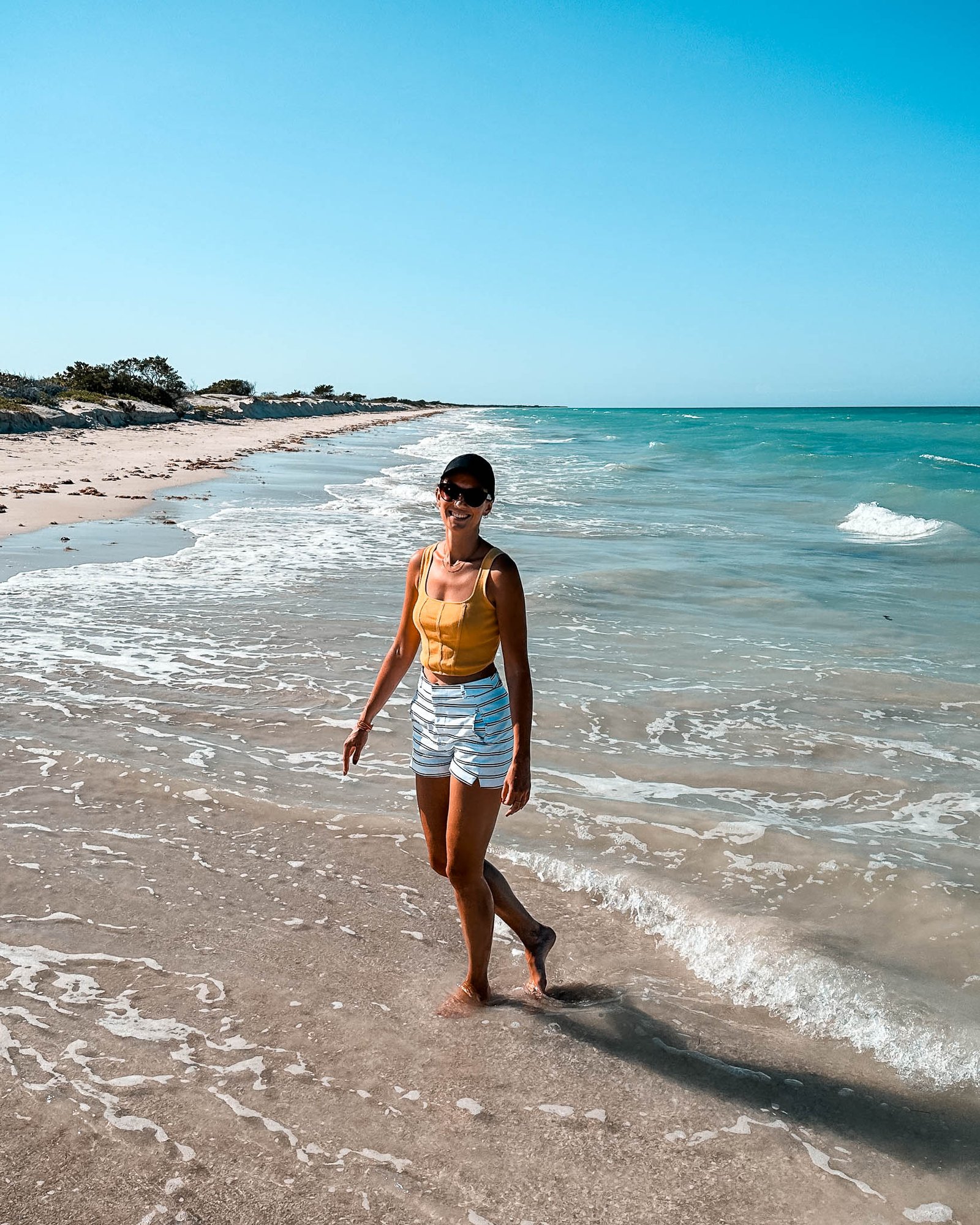 Strand mit junger Frau