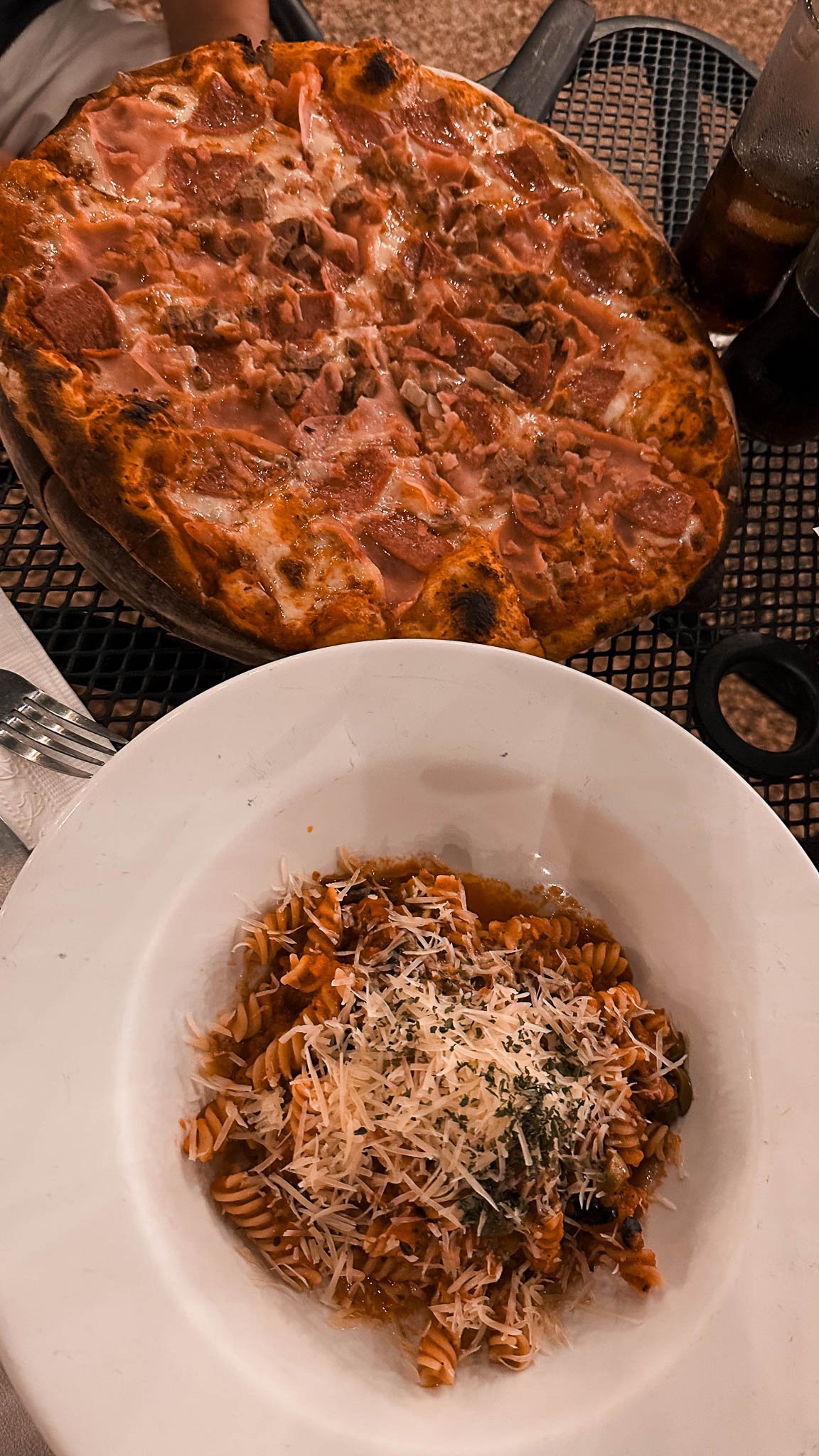 Pizza und Pasta auf 2 Tellern