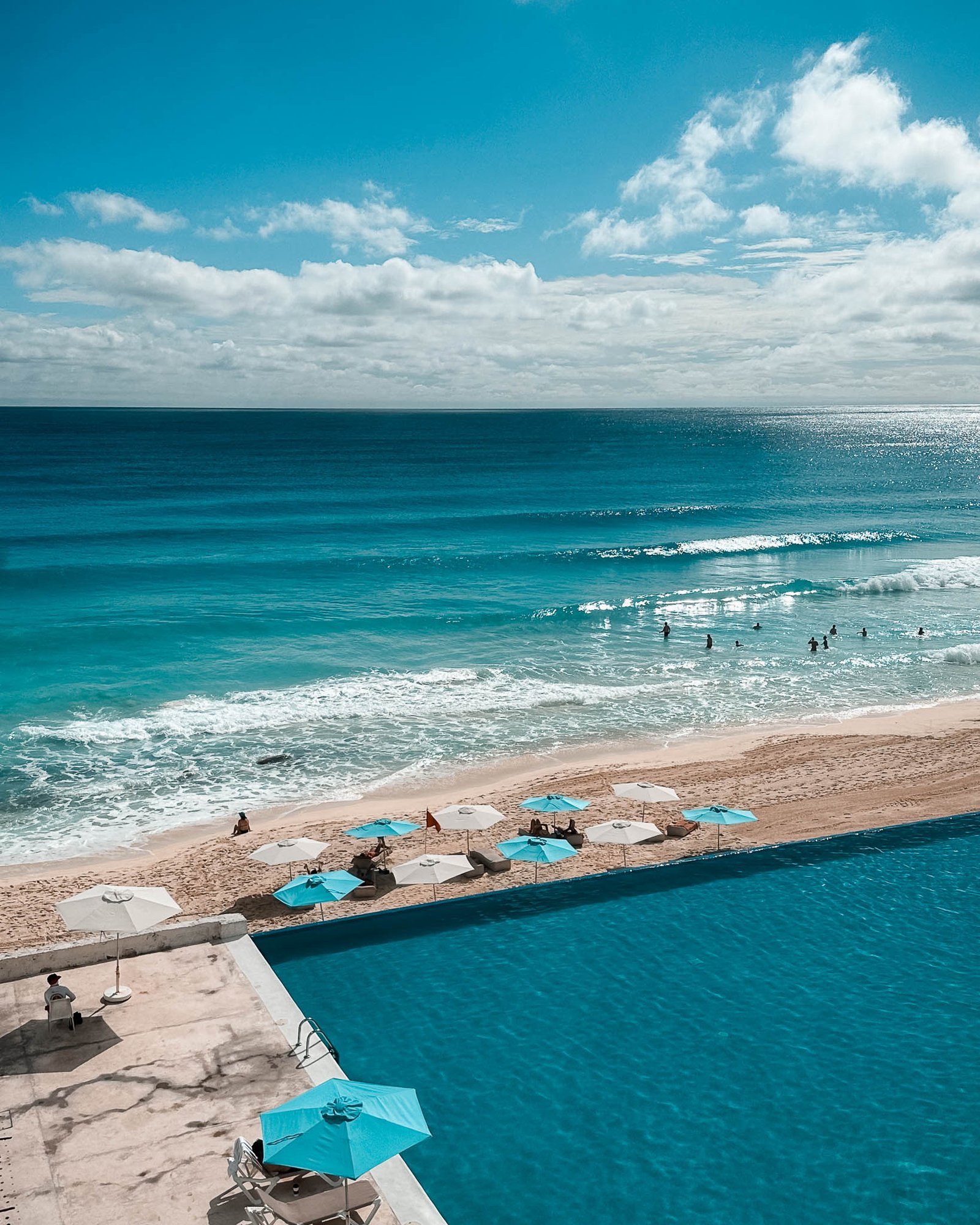 Blick vom Hotel Pool auf den Strand und das Meer in Cancun Yucatan Mexiko