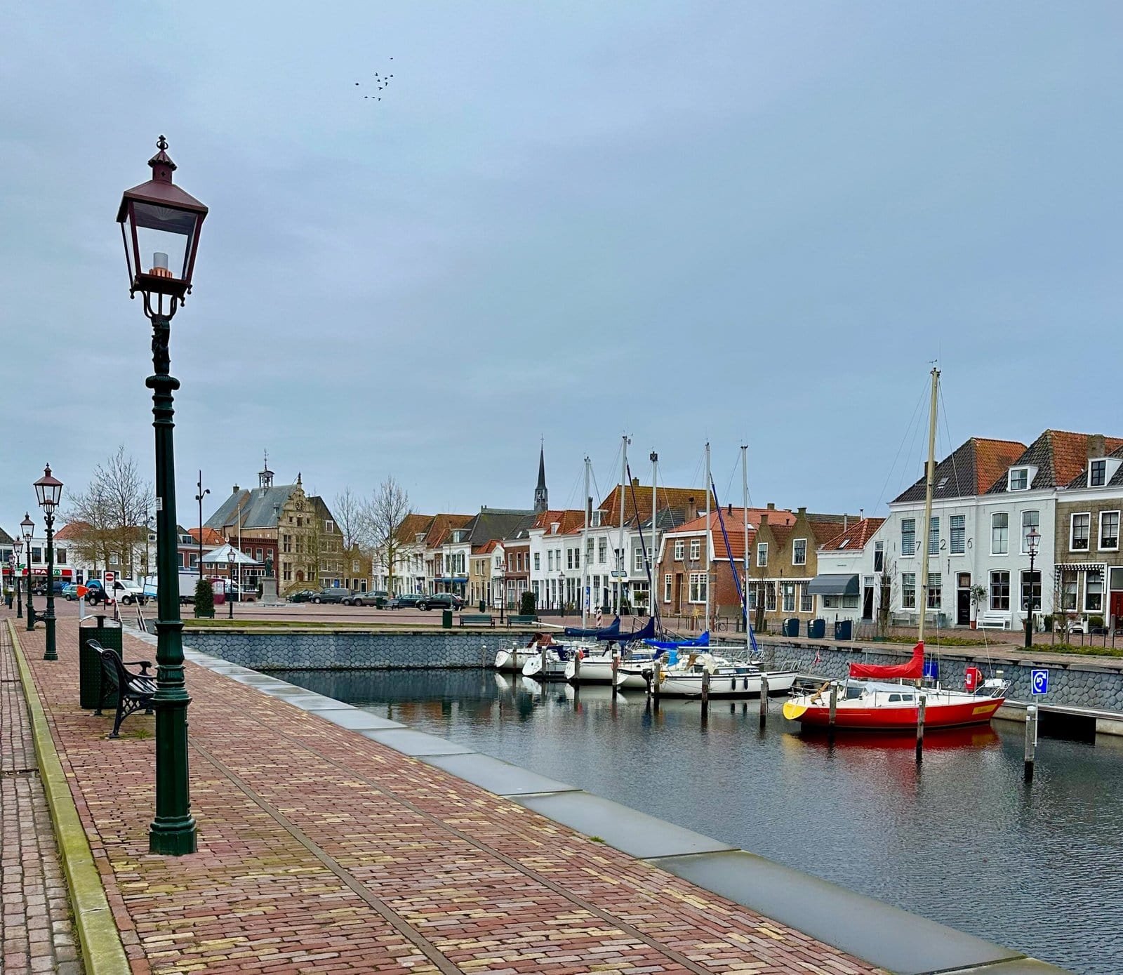 Blick auf die Innenstadt mit dem Hafen und Segelbooten