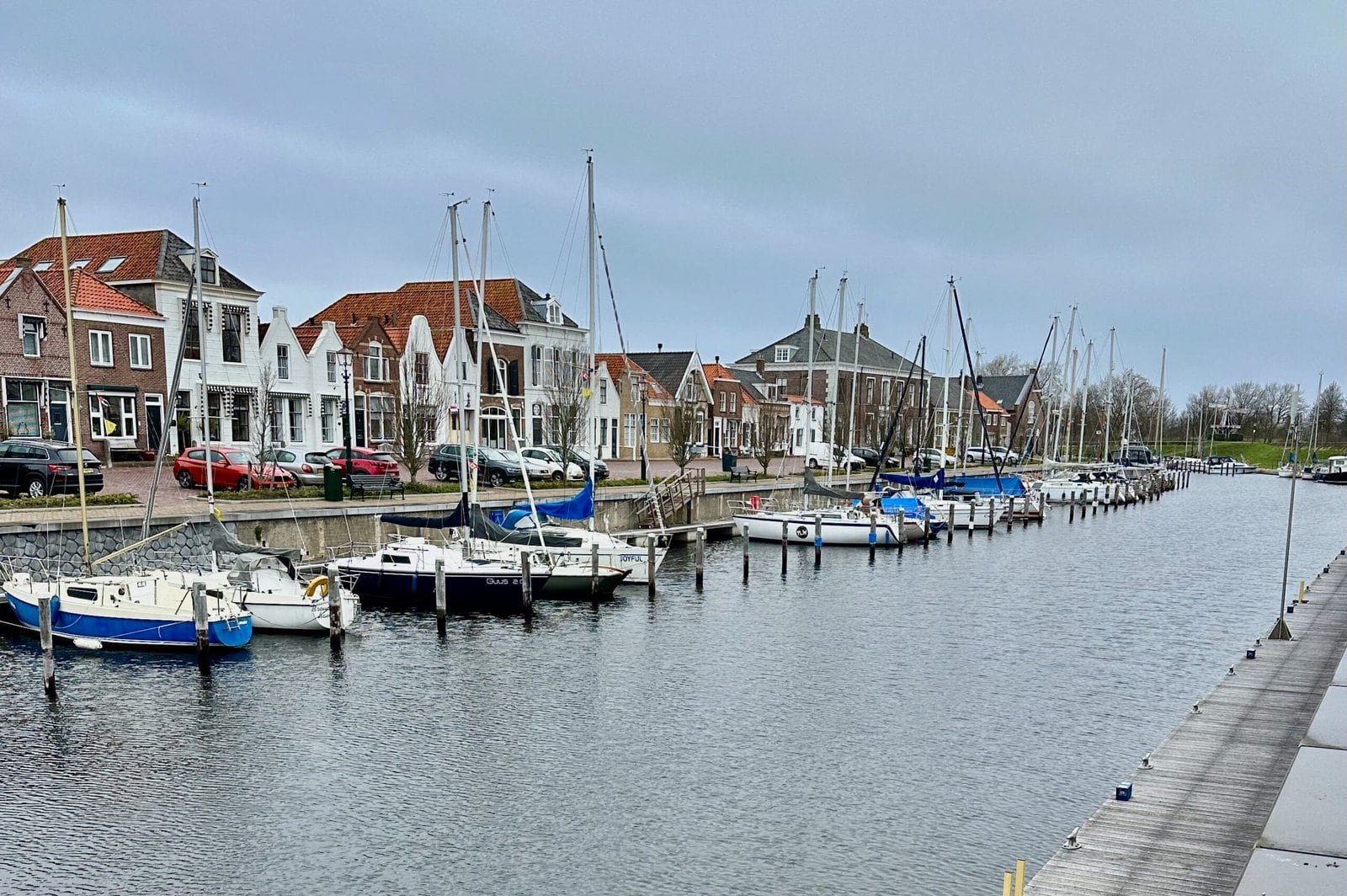 Blick auf den Yachthafen mit diversen Segelbooten