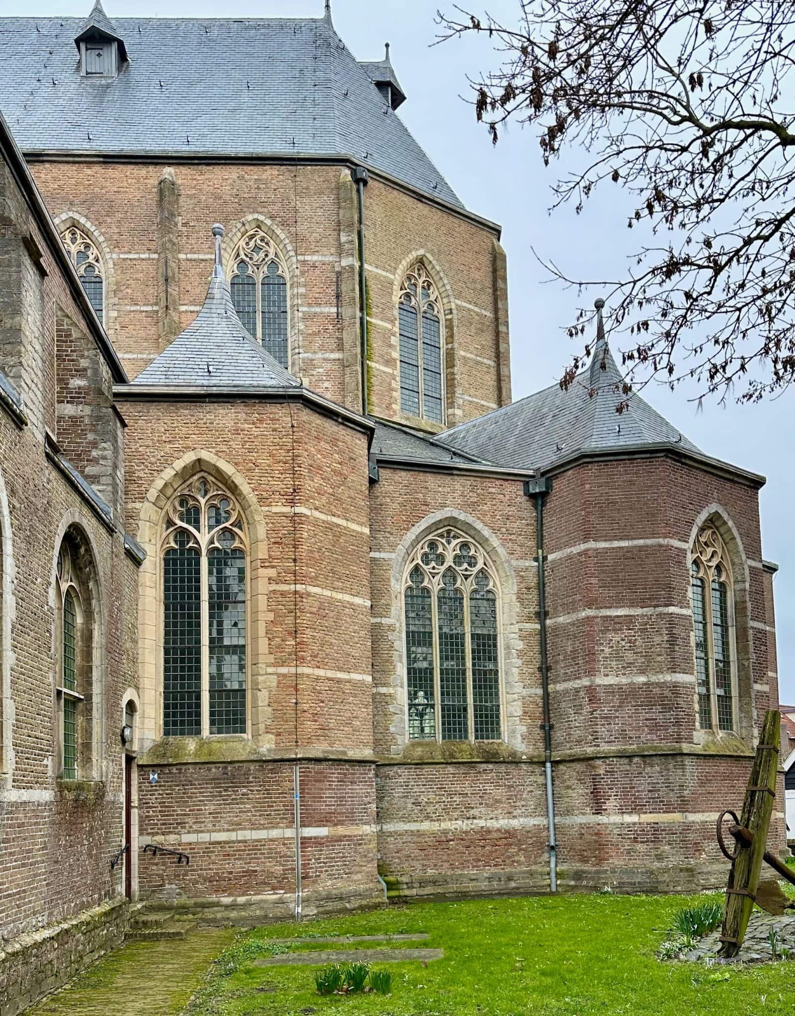 Seitenschiff der Kirche von aussen