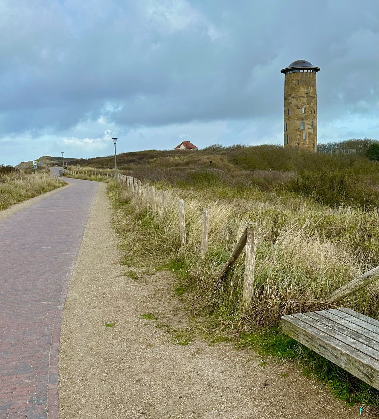 Weg auf dem Damm mit Blick auf den Turm in Domburg