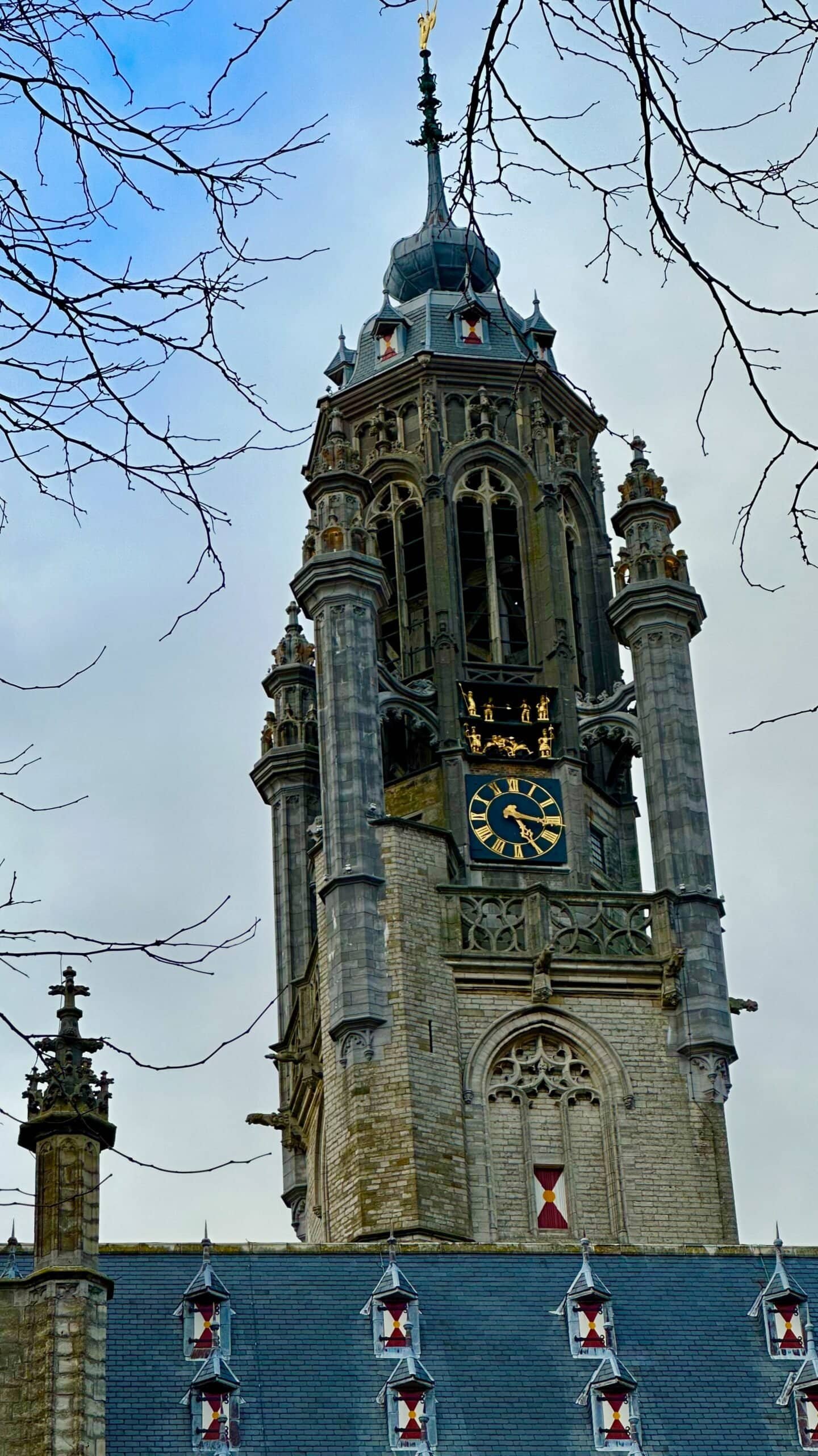 Blick auf den Kirchturm mit seinen verzierten Säulen