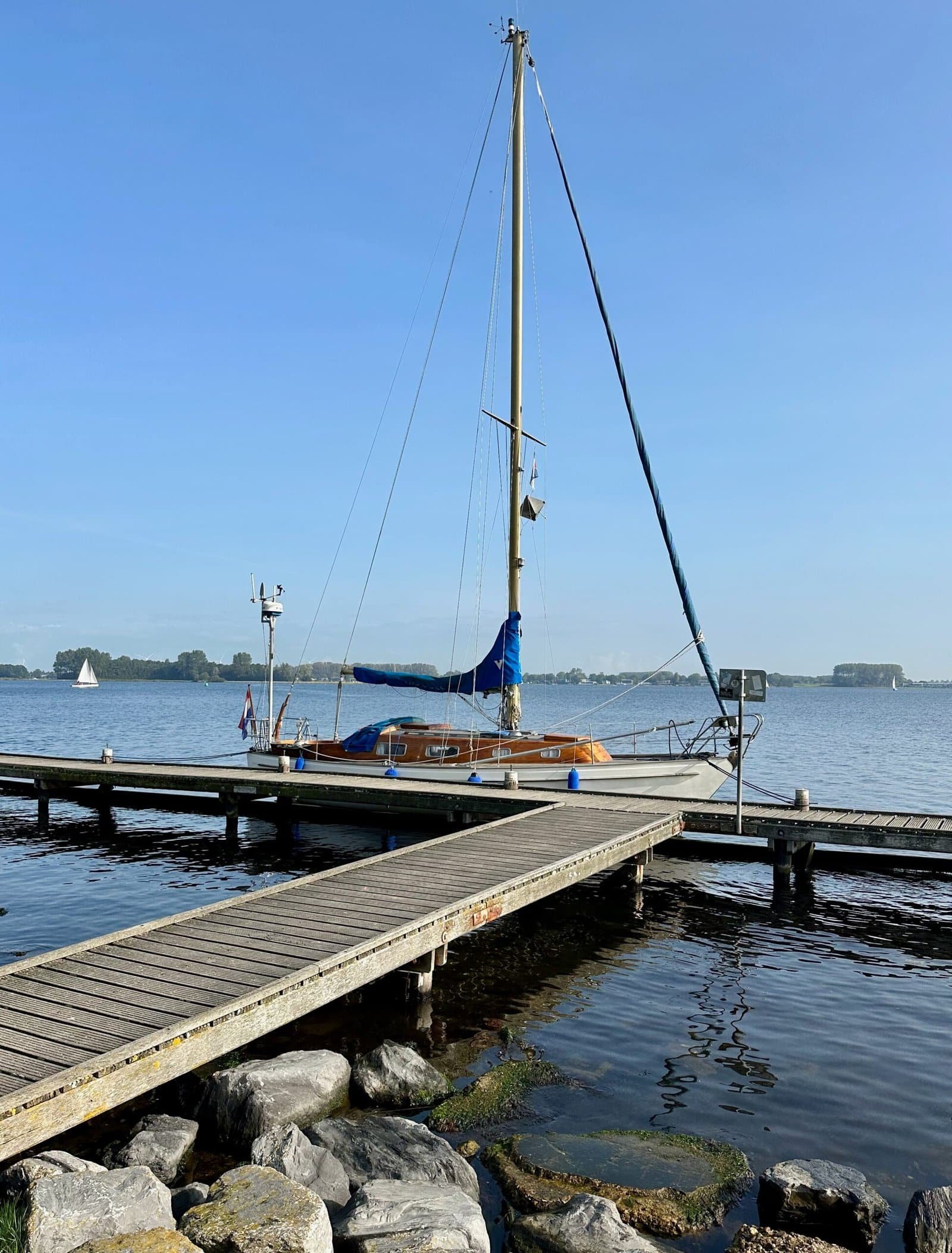 Anlegesteg in Veere mit einem Segelboot