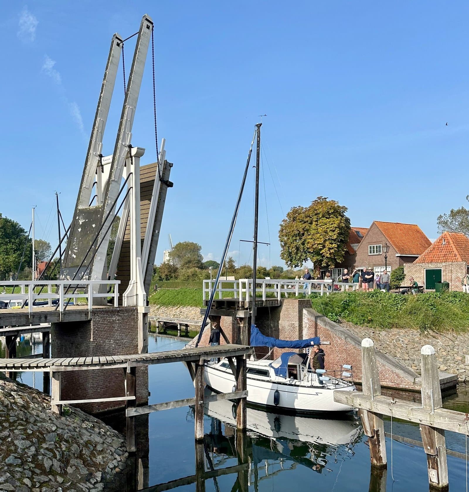 Zugbrücke in Veere die gerade von einem Segelboot durchfahren wird