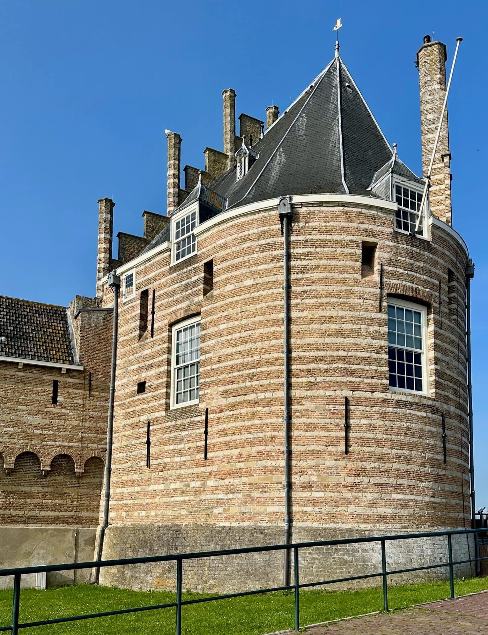 Hinterseite der Fassade der Kirche in Veere