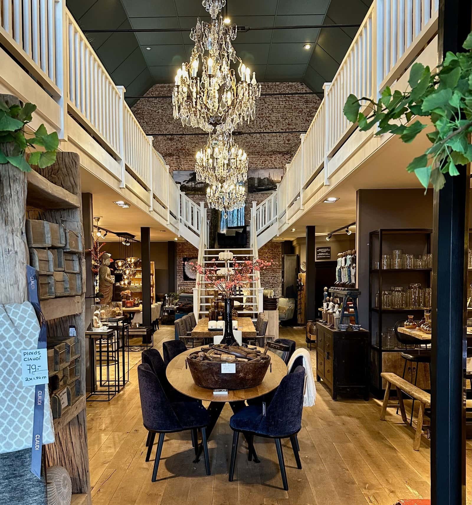 Blick in ein Innenaustattungsatelier in Veere mit großem Tisch und tollen Lampen