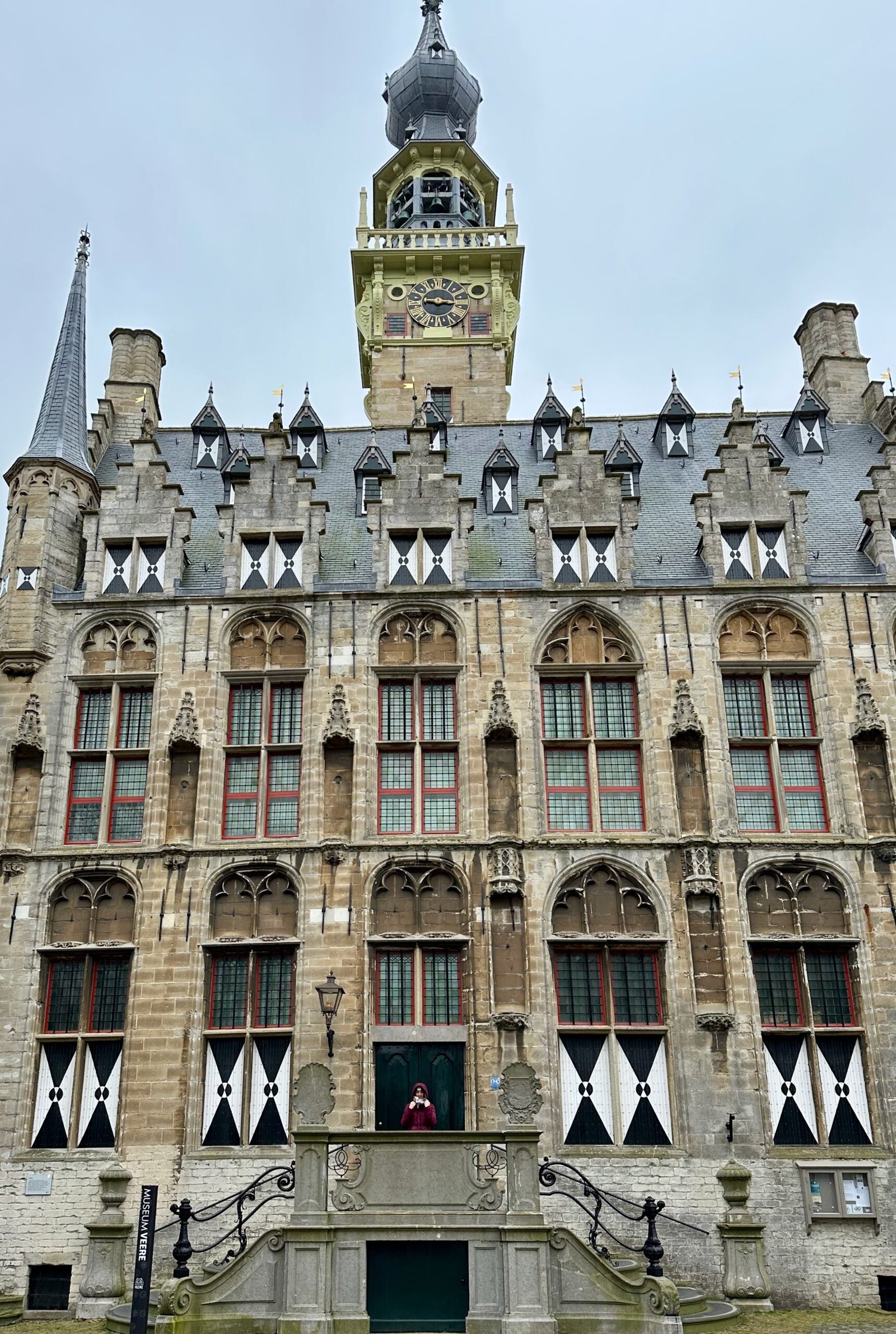 Rathaus von Veere mit schönen Elementen der Architektur und kleinen Türmen