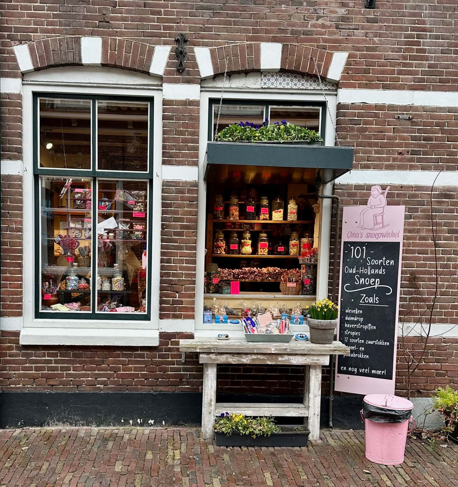 Das Schaufenster eines Candy Ladens in Veere