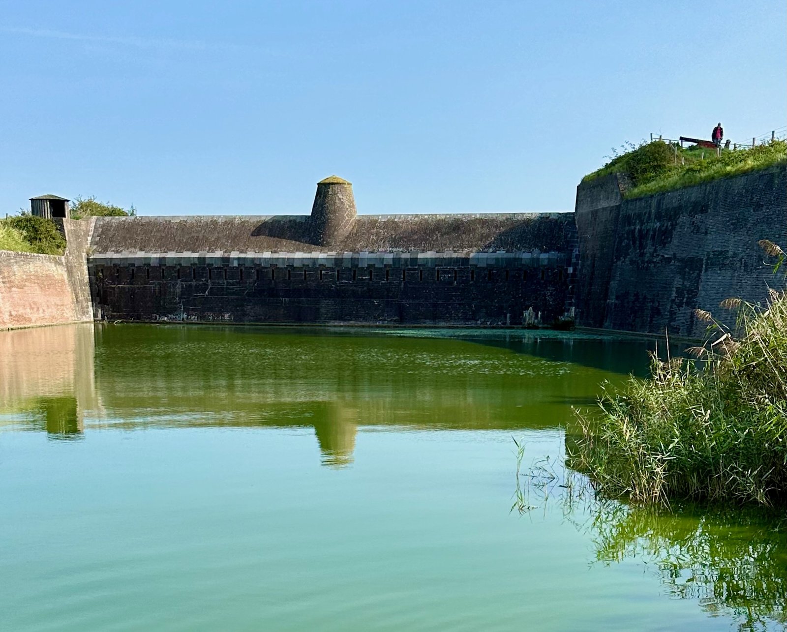 Blick auf den Tunnel von Veere davor liegt ein kleiner See