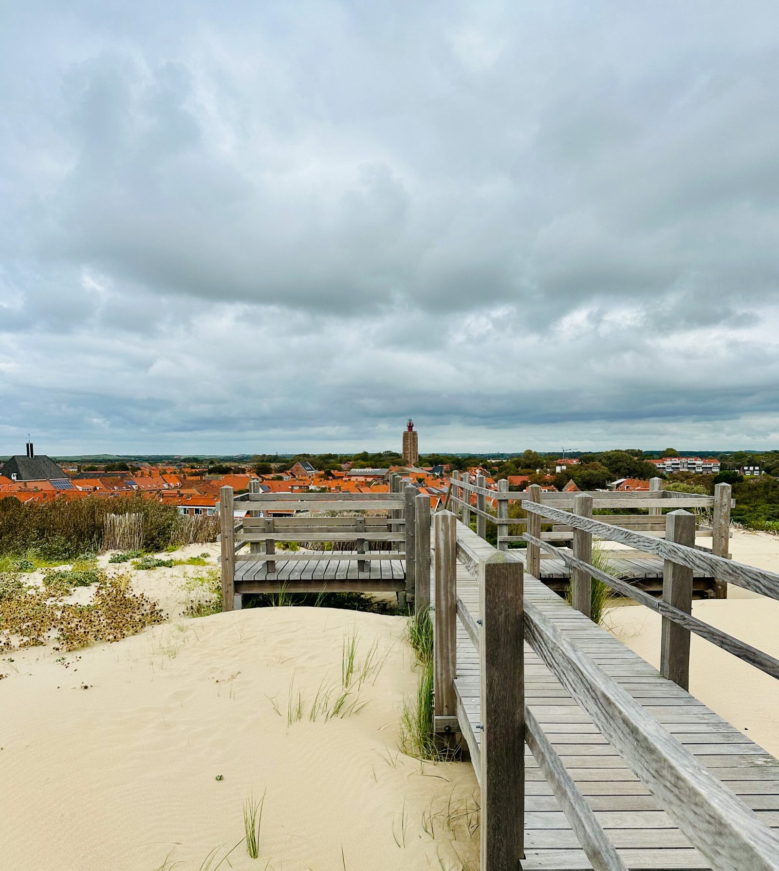 Blick von den Dünen auf die Stadt und den markanten Leuchtturm