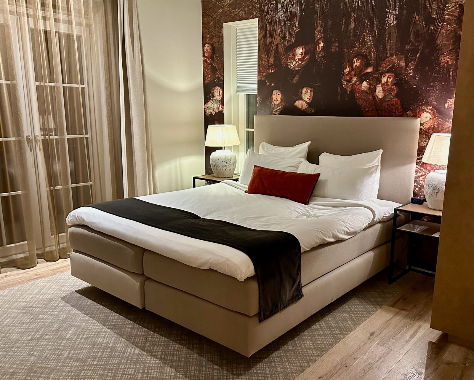 Blick auf das Bett eines Zimmers im Hotel Mondragon