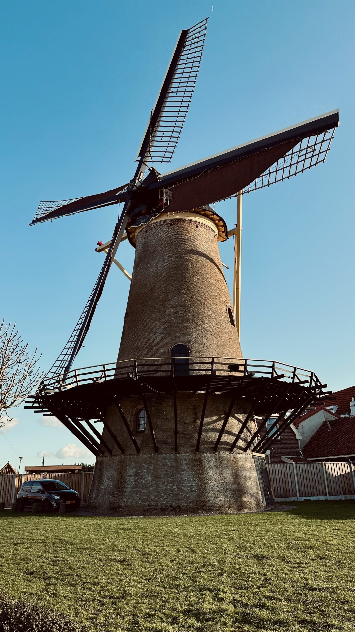Blick auf eine alte Windmühle