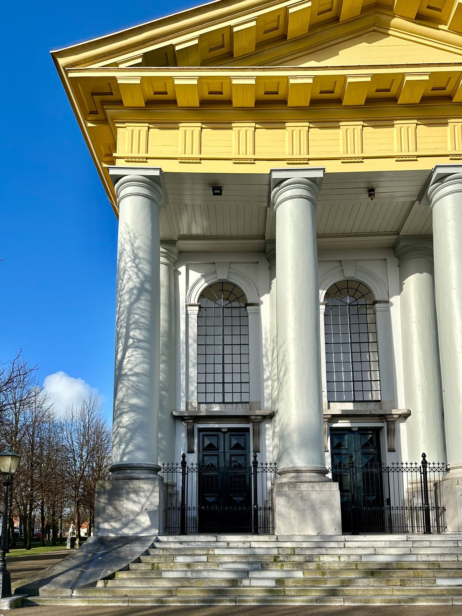Blick auf die Fassade der Kirche in Zieriksee