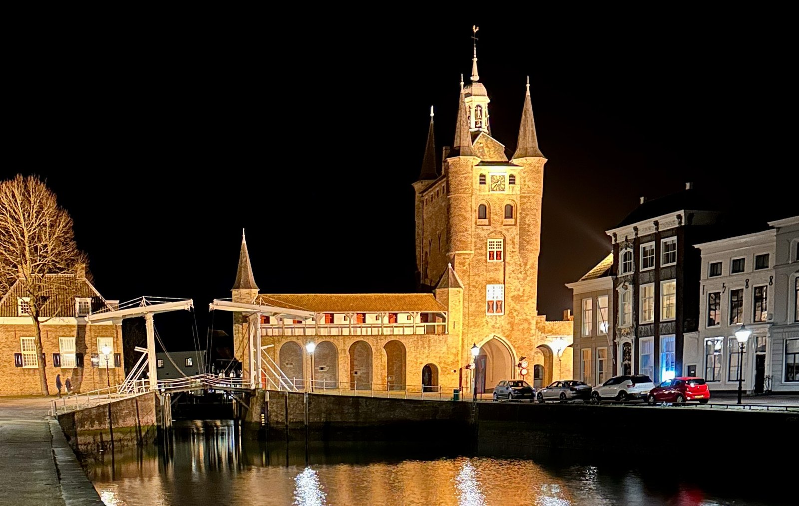 Blick auf den Hafenturm bei Nacht