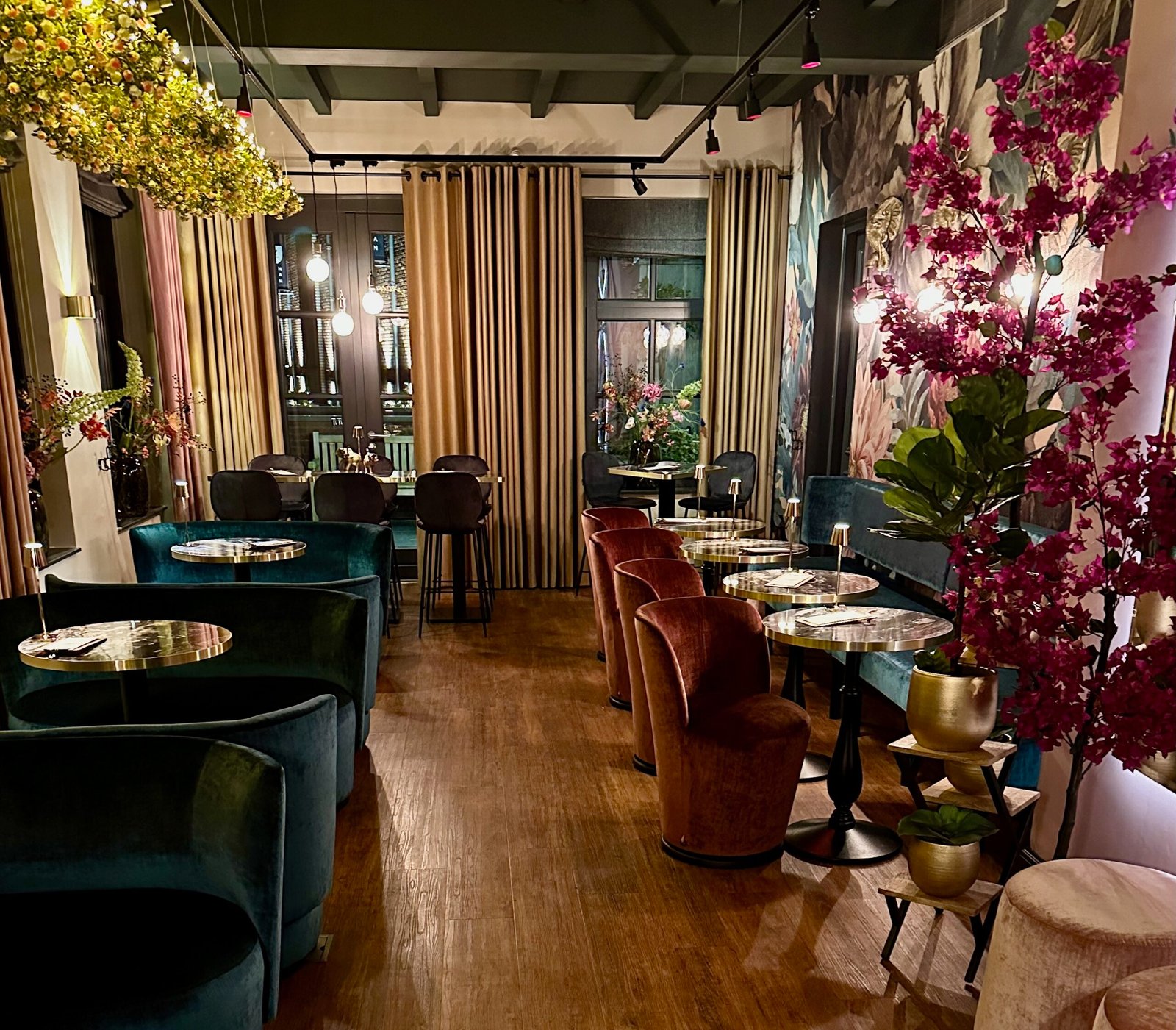 Ein Blick in die Bar und deren Interieur des Hotels Mondragon