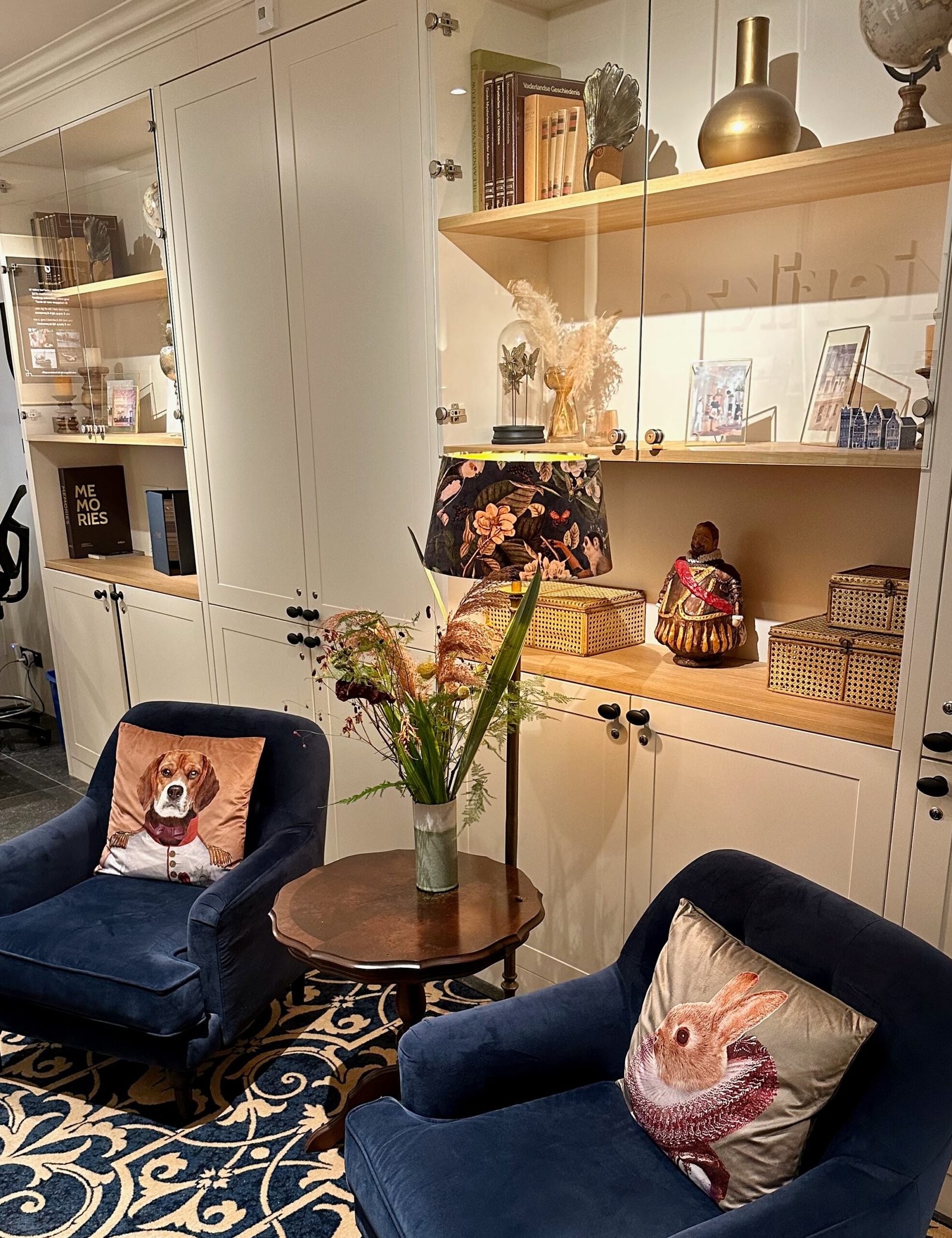 Blick auf zwei gemütliche Sessel im Empfangsbereich des Hotels Mondragon