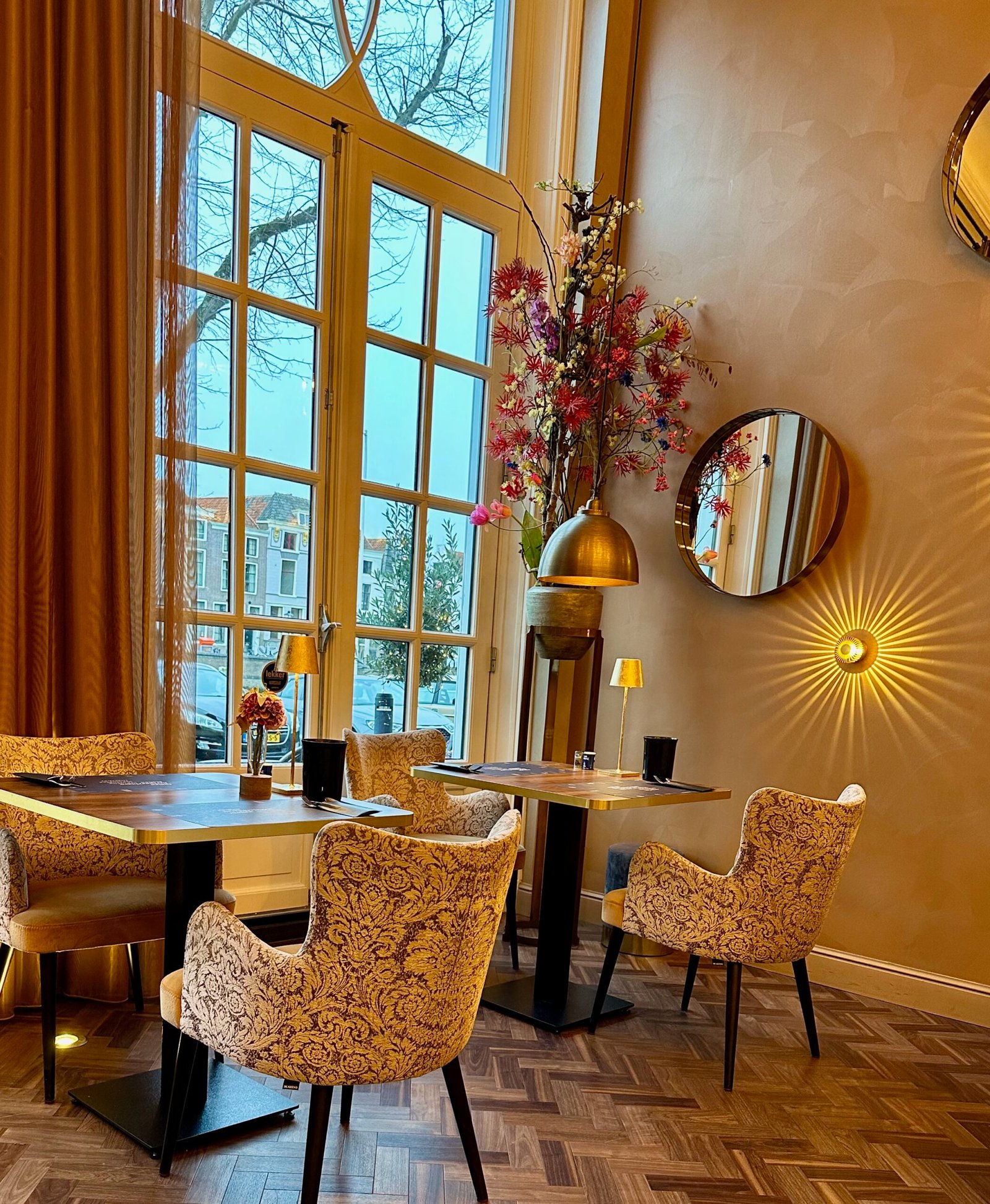 Blick auf die Tische im Restaurant Mondragon Hotel