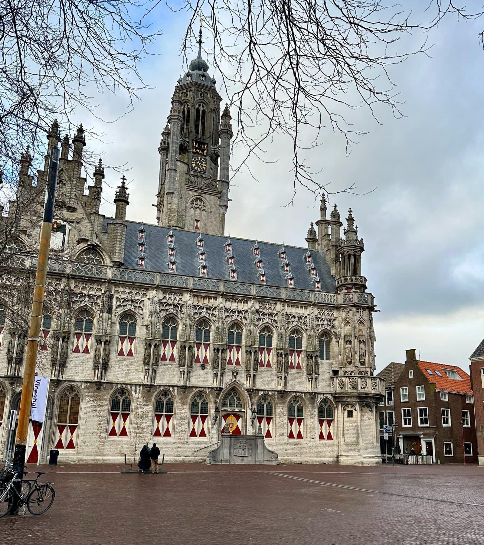 Blick vom Rathausplatz auf das Rathaus und Middelburg