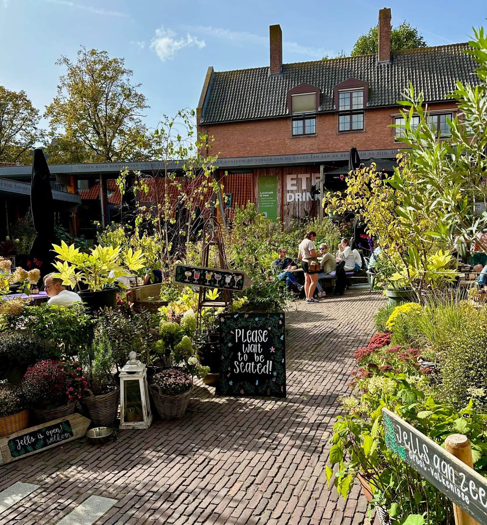 Blick auf ein Restaurant mit Terasse und viel Grün