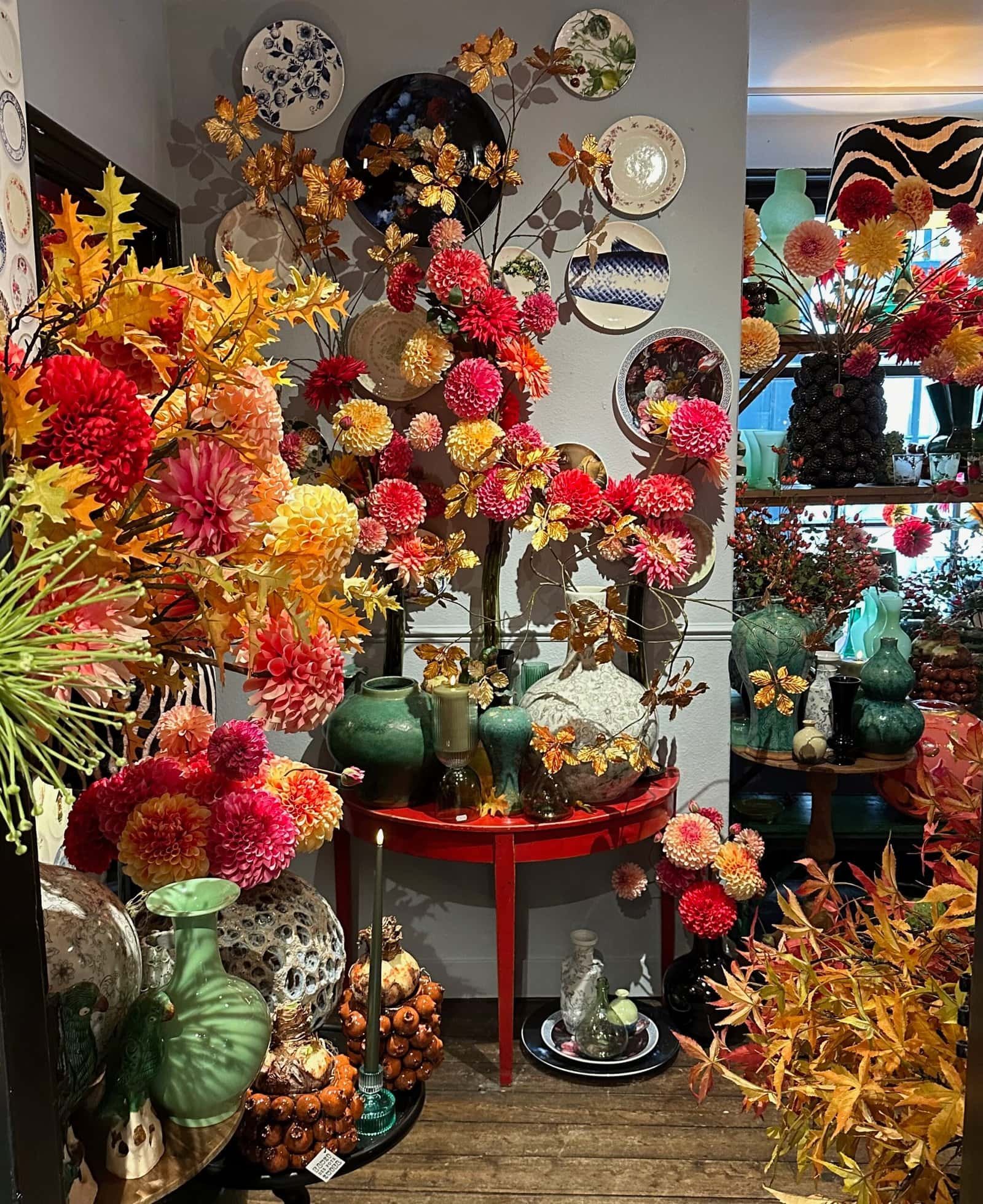 Blick in ein Geschäft mit Deko artikel und vielen Orangenen Blumen