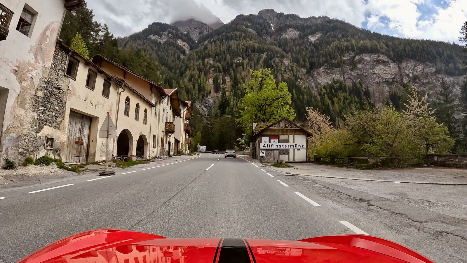 Perspektive des Fahrers mit Blick auf den Parkplatz der Altfinstermünz
