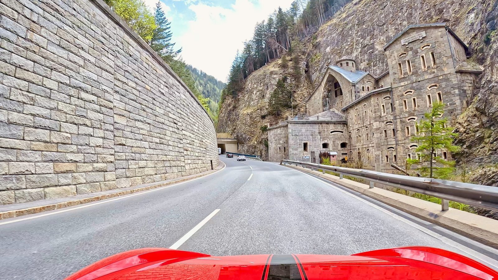 Perspektive des Fahrers mit dem Blick auf die Festung Nauders in Tirol