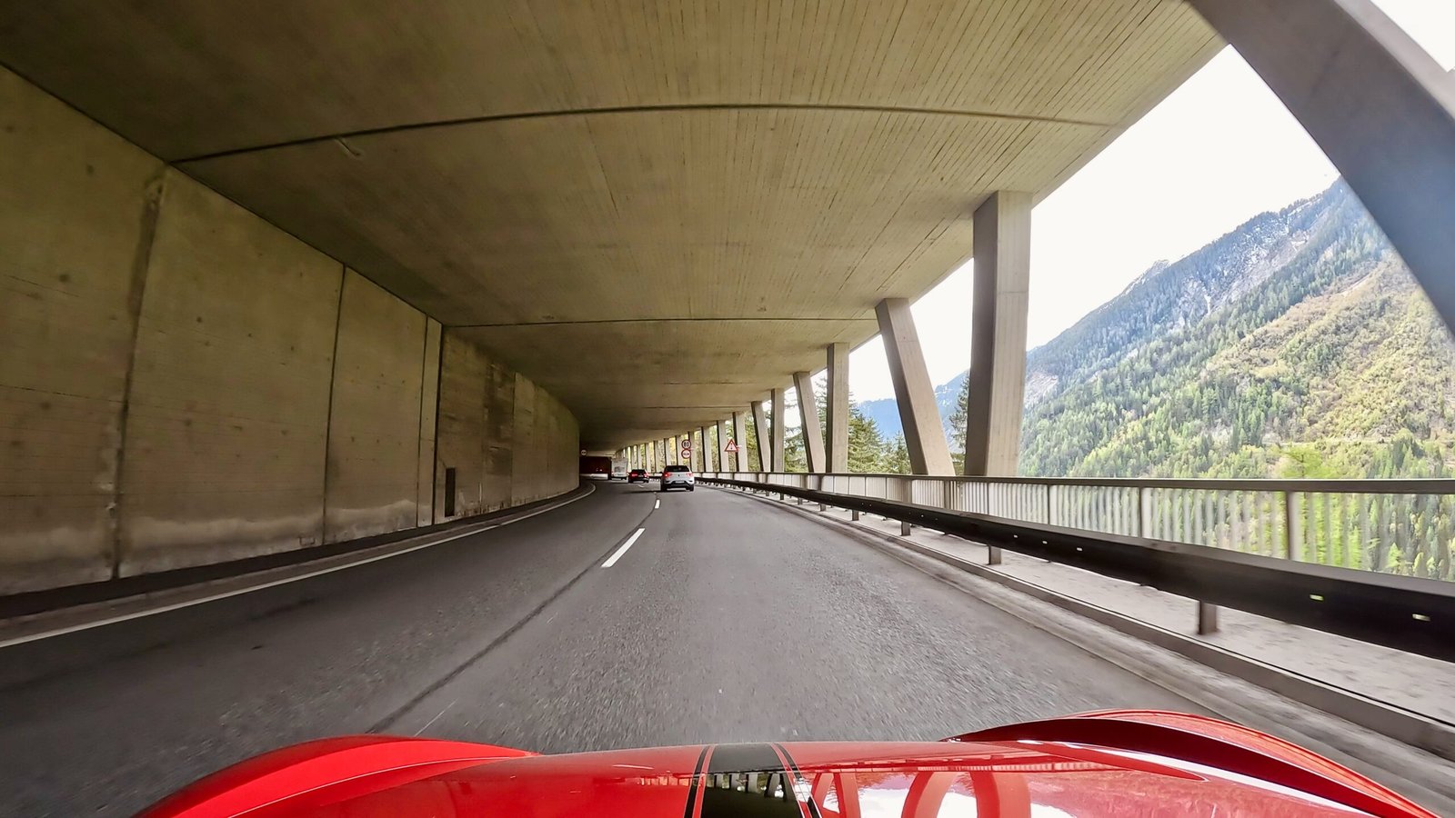 Perspektive des Fahrers zeigt eine Fahrt durch einen Galerie-Tunnel am Reschenpass