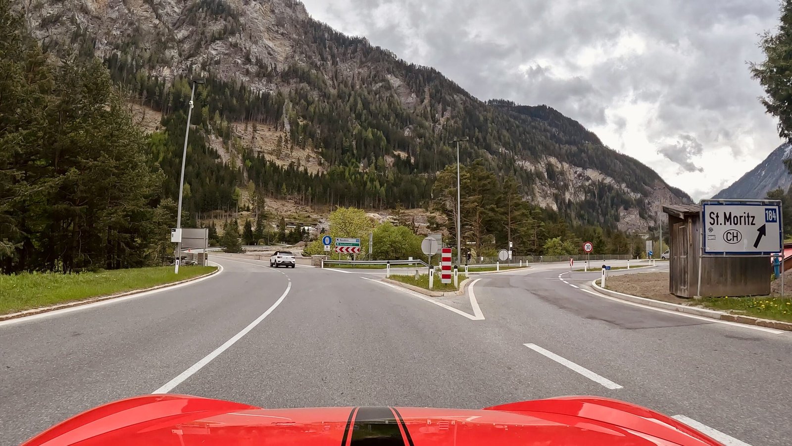 Perspektive des Fahrers zeigt die Abzweigung zur Kajetansbrücke und zur Schweiz