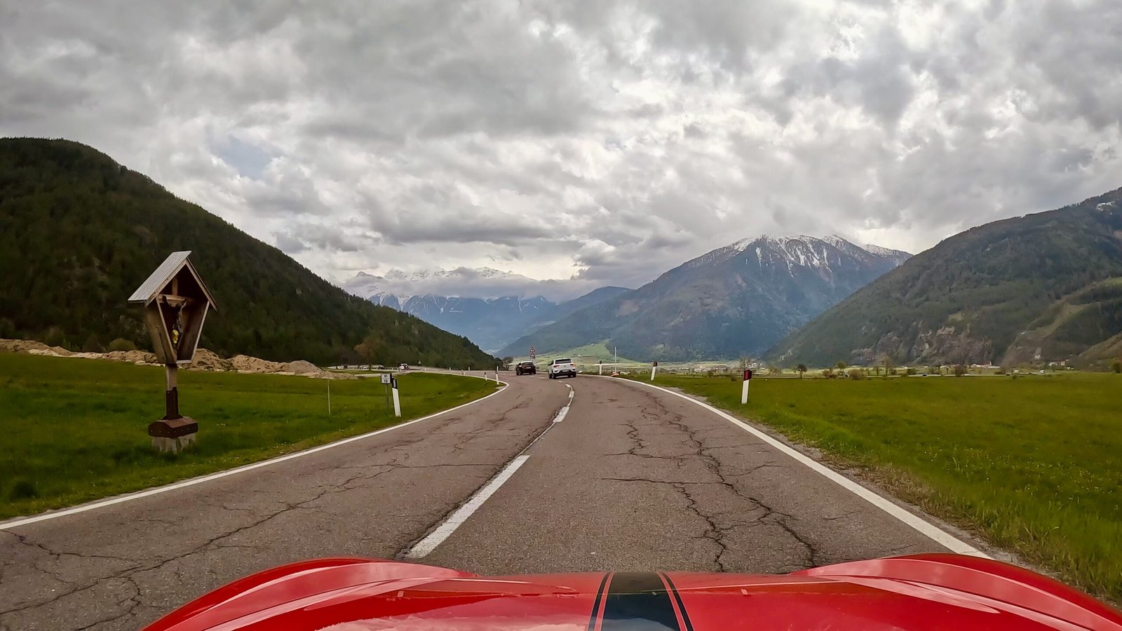 Blick des Fahrers auf die Ortler Berggruppe in Südtirol am Reschenpass