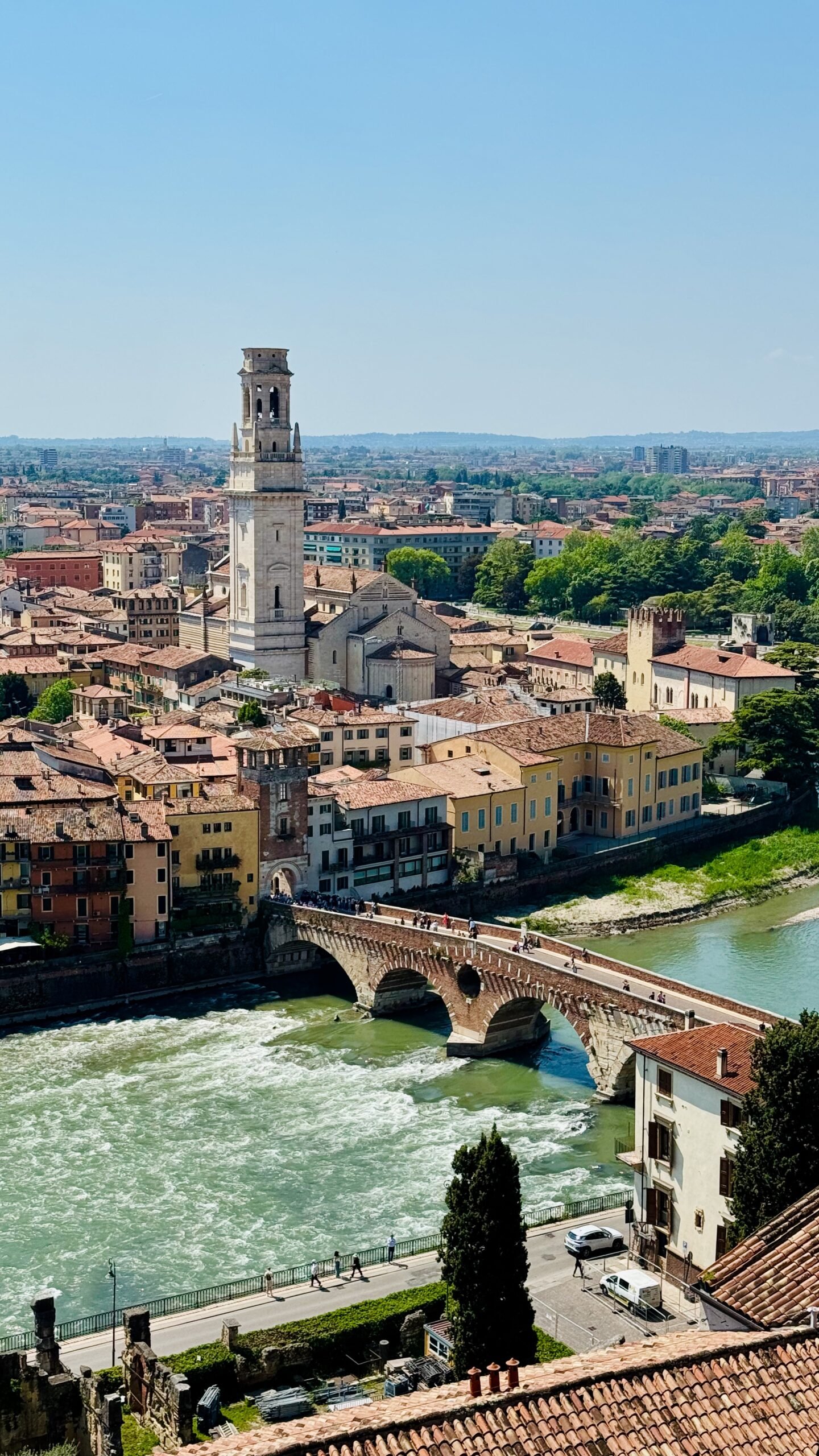 Italien Panoramablick vom Castel San Pietro in Verona auf die Etsch und die Brücke San Pietra und den Turm des Complesso del Duomo die Verona