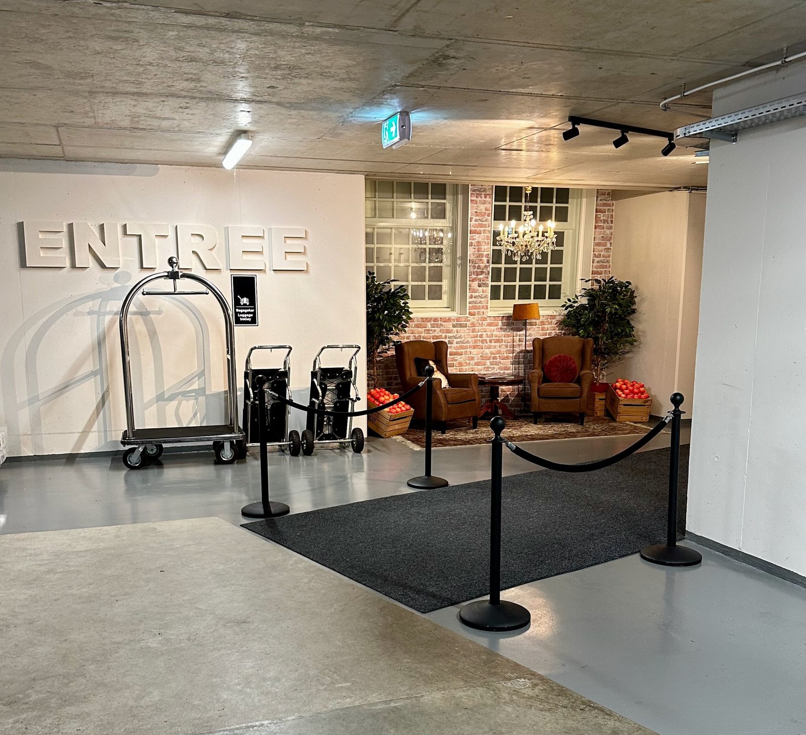 Eingangsbereich ins Hotel mit ausgerollten Teppich in der Tiefgarage